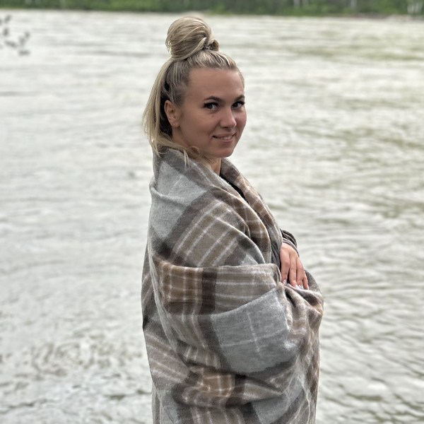 Қыздарды ақша үшін алдап жатқан орыс порносы Тігіншілердің порносына шалбар киіп көру үшін келді